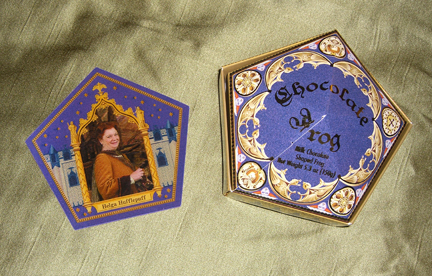 The Wizarding World of Harry Potter: Chocolate frog box and trading card